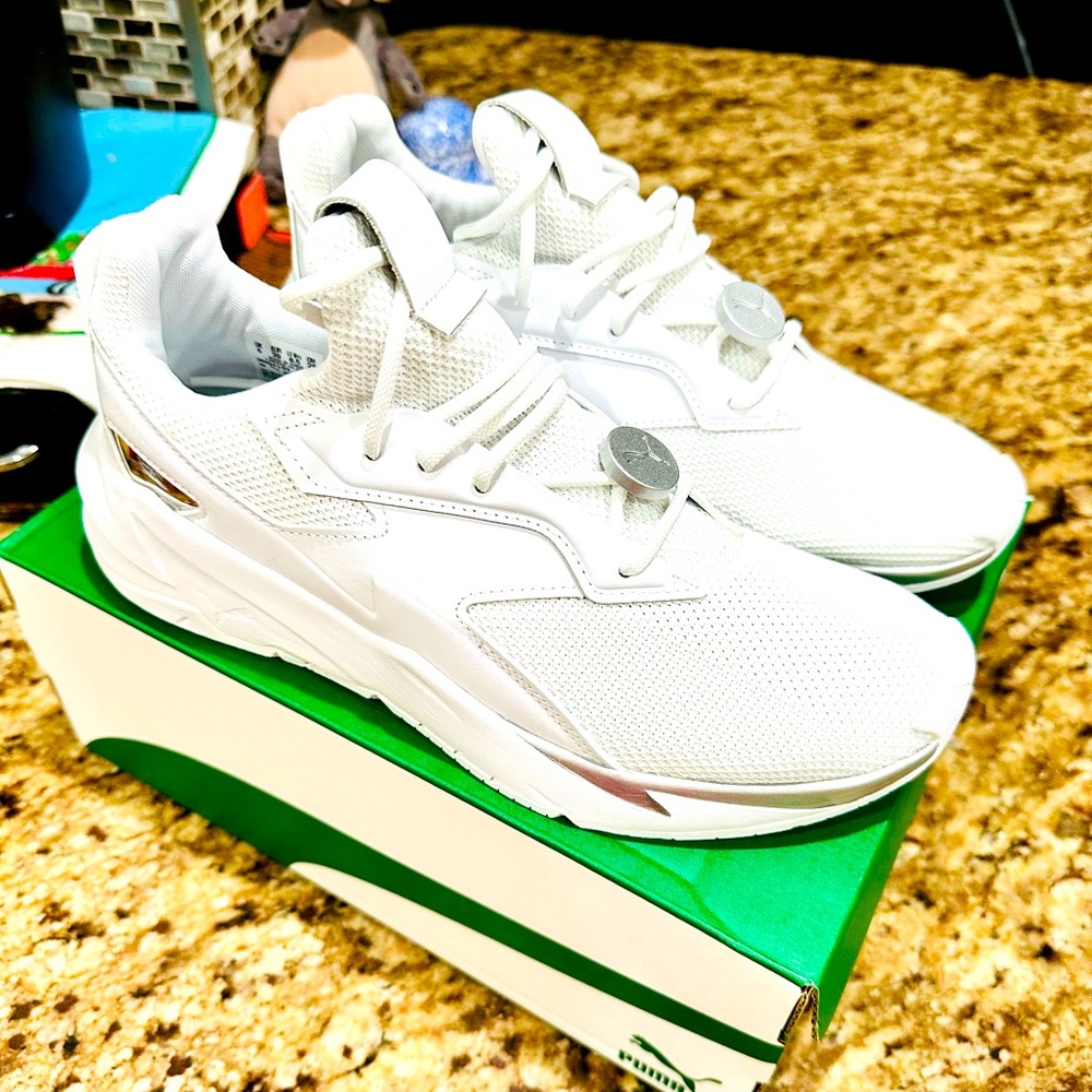 Never used in box Puma Women’s fier nitro size 8.5